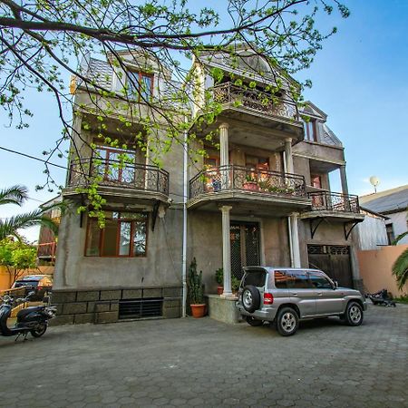 Nana'S Guesthouse バトゥーミ エクステリア 写真