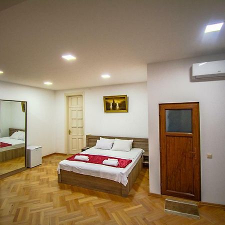 Nana'S Guesthouse バトゥーミ エクステリア 写真