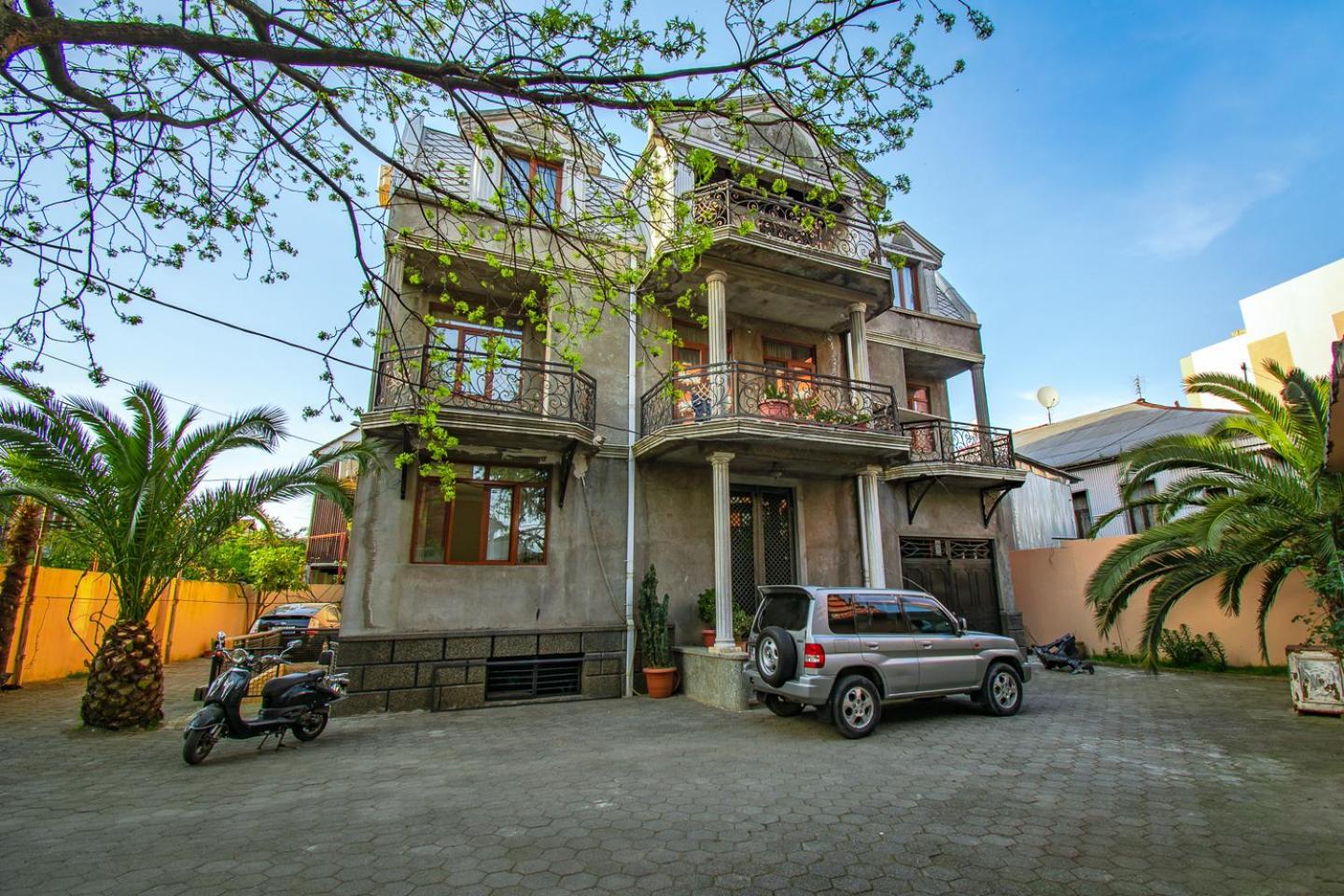 Nana'S Guesthouse バトゥーミ エクステリア 写真