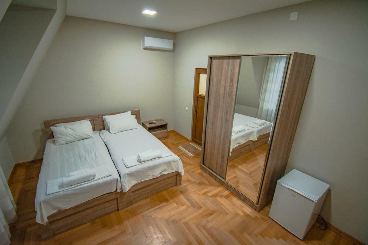 Nana'S Guesthouse バトゥーミ エクステリア 写真
