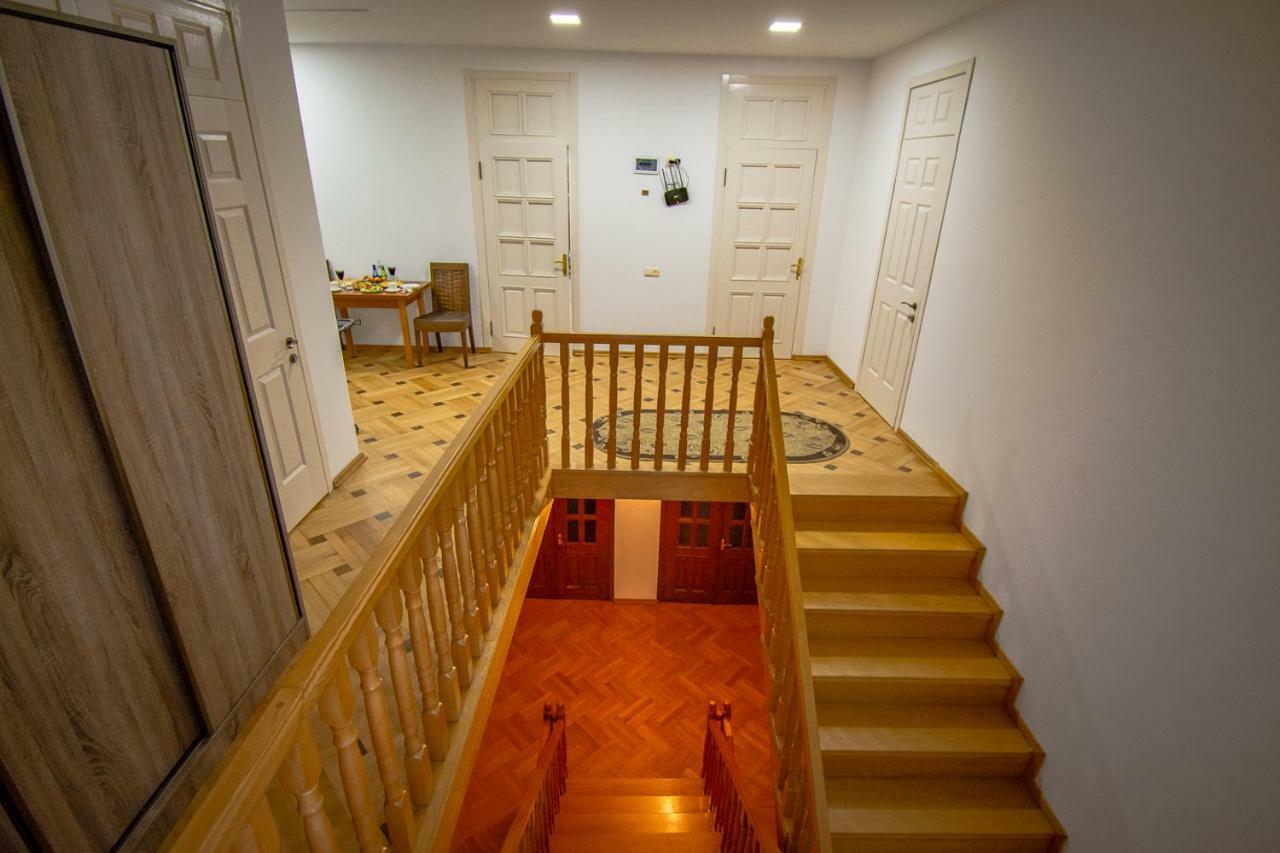 Nana'S Guesthouse バトゥーミ エクステリア 写真