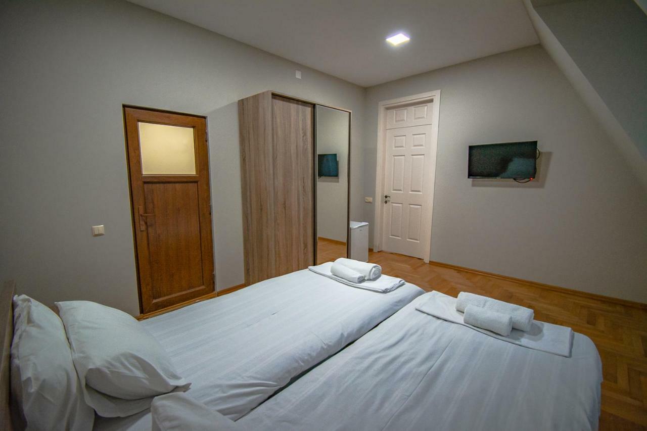 Nana'S Guesthouse バトゥーミ エクステリア 写真